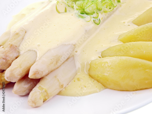asparagus with sauce hollandaise and potatoes
