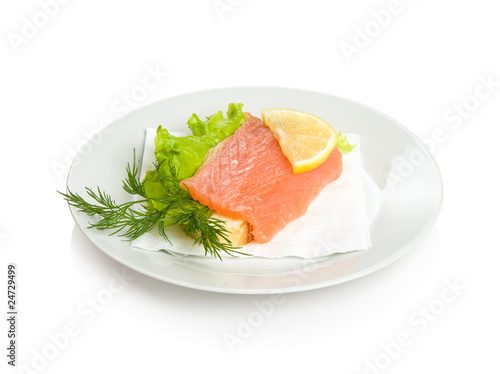 Open sandwich with salmon, lettuce, lemon and dill