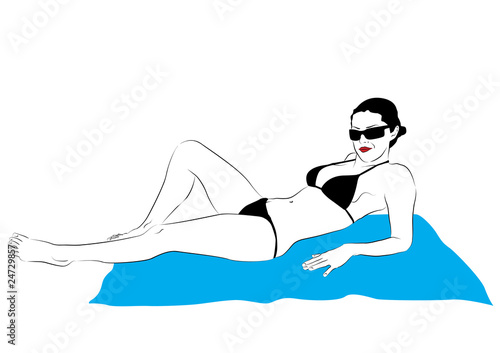 Mujer en bikini tumbada en una toalla