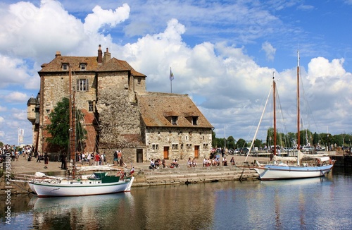 Canvas Print Die Lieutenance am Vieux Bassin in Honfleur