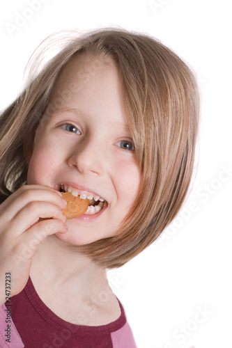 Mädchen freut sich über Keks
