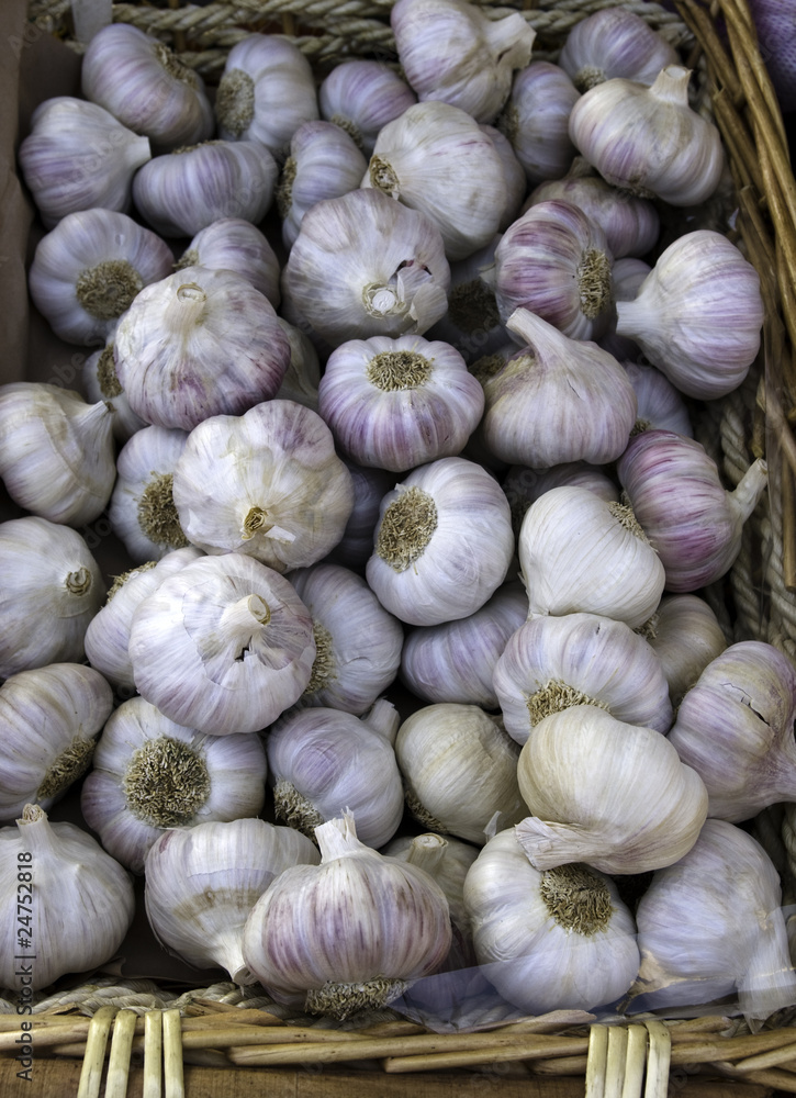 Knoblauch auf dem Wochenmarkt Knoblauch auf dem Wochenmarkt
