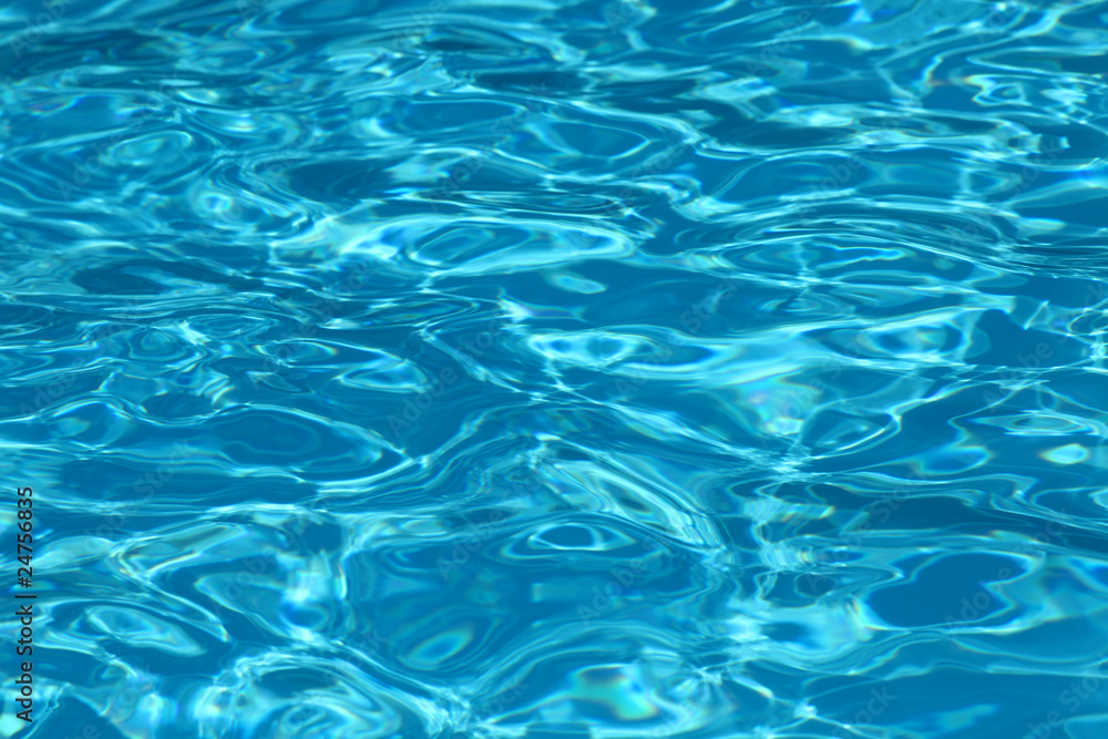 Eau de piscine - pure blue water in pool