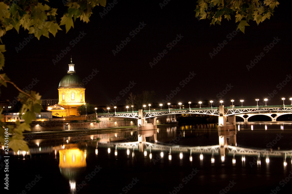 Pont Saint-Pierre in Toulouse bei Nacht und Le Dòme de La Grave