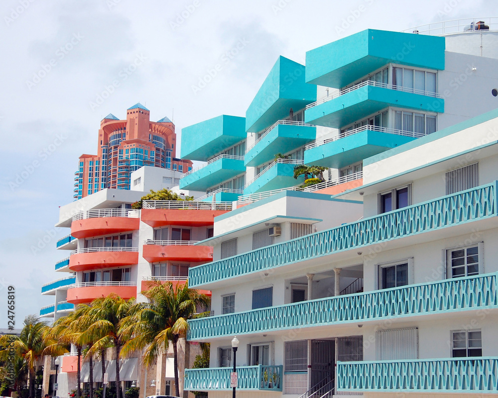 Naklejka premium kolorowe domy w dzielnicy art deco na plaży w miami