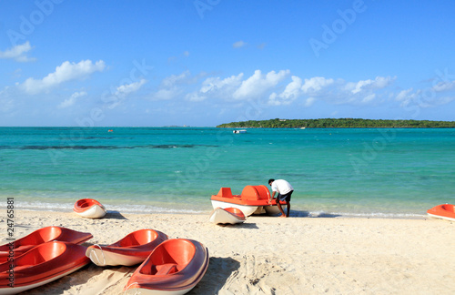 kayaks et pédalos sur plage mauricienne