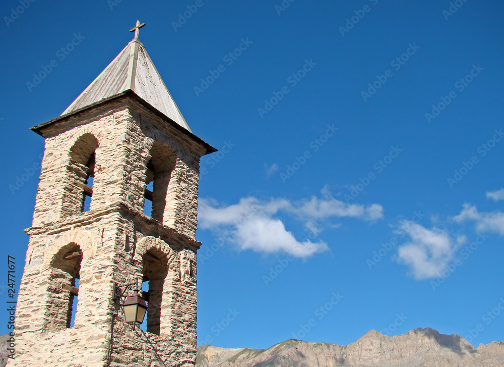 Le clocher de l'église de Saint-Véran, dans le Queyras