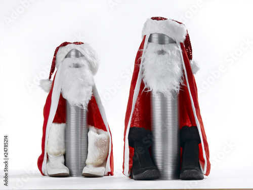 2 abstrakte Weihnachtsmänner