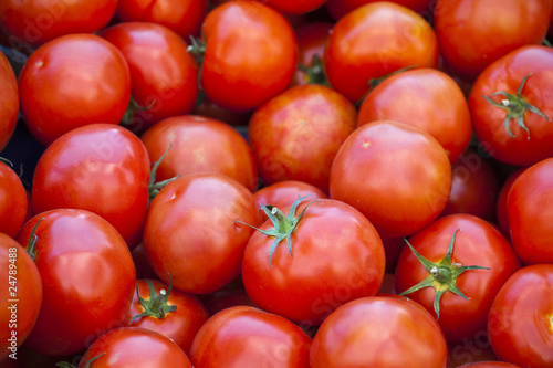 Świeże pomidory na targu © sitriel