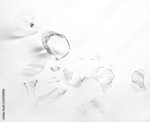 Broken wineglass © Restyler