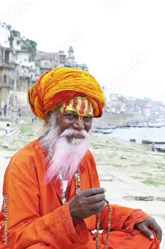 Fotografie Portrait of a old Sadhu at the ghats in Varanasi, India.