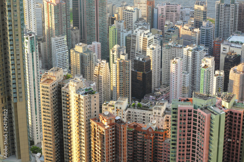 many buildings