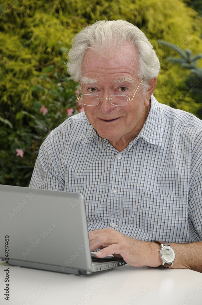 Rentner mit Netbook Rentner mit Netbook