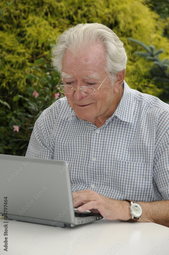 Rentner mit Netbook Rentner mit Netbook
