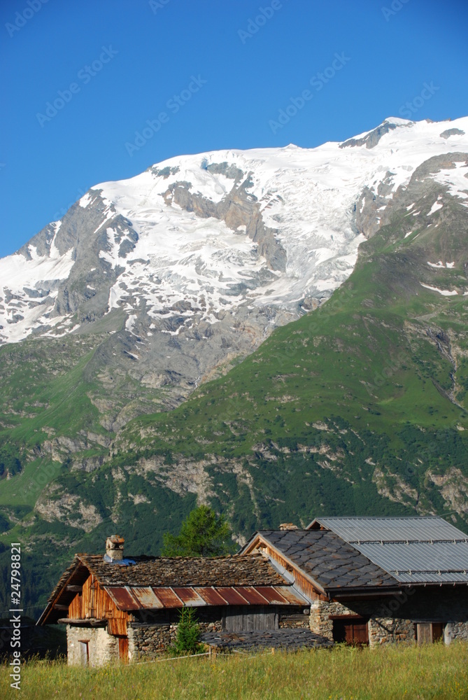 maison isollée face au mont pourri