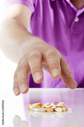 arzneimittelsucht - hand greift nach tabletten
