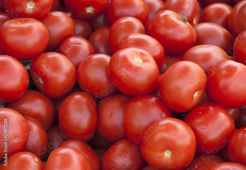 Świeże pomidory na targu © sitriel