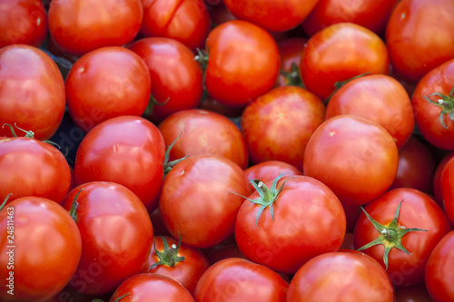 Świeże pomidory na targu