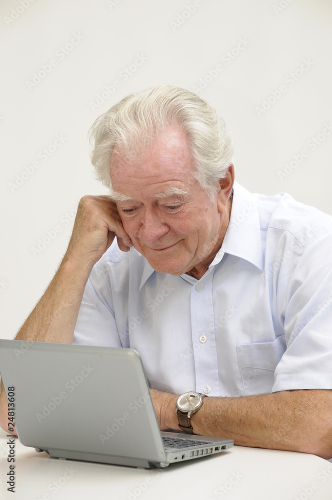 Rentner mit Netbook Rentner mit Netbook