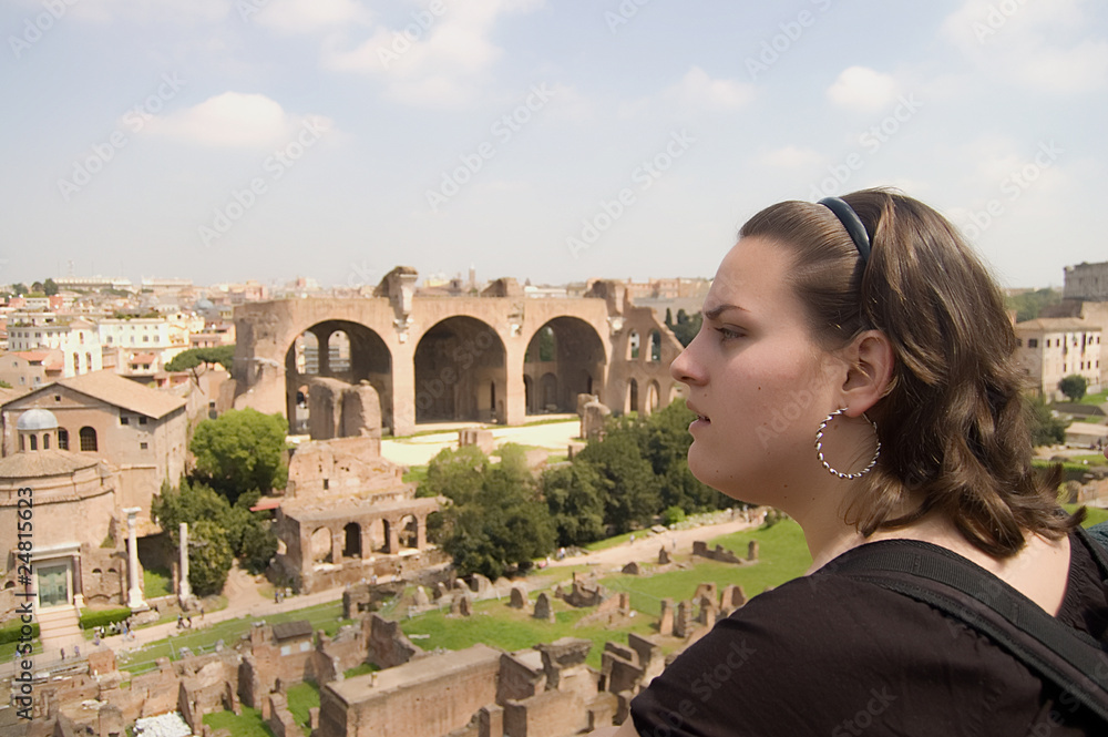 retrato jóven turista observando ruinas del palatino en Roma