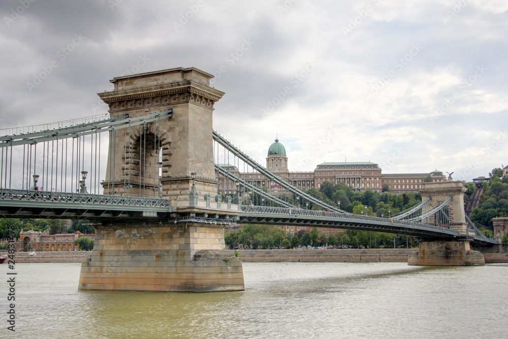 Obraz premium le pont aux chaines à budapest