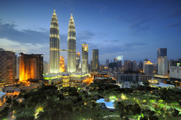 Tableau sur plexiglas Kuala Lumpur Skyline colorée de Kuala Lumpur ciel bleu  © Robert  Fudali