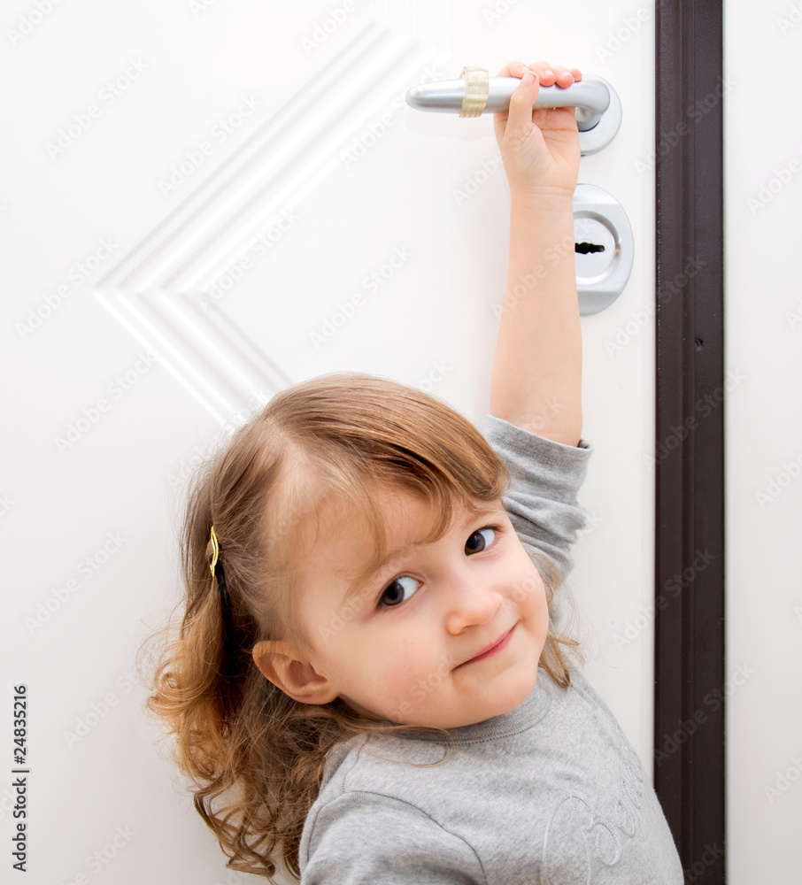 bimba che apre la porta