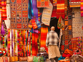 Stickers Marokko Kleurrijke souk in Marokkaanse medina  © gb27photo