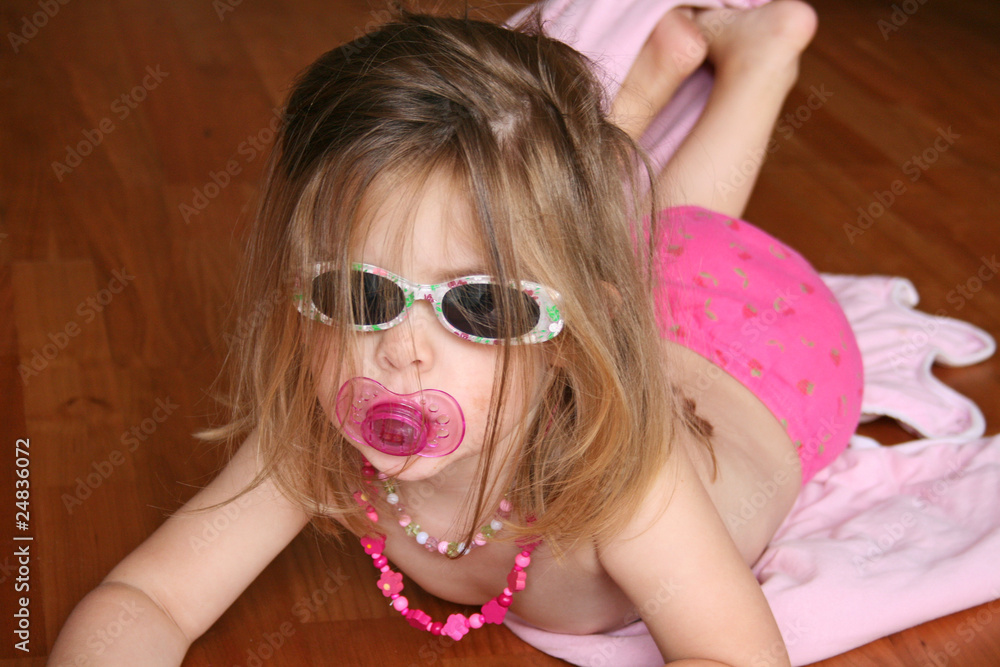 Fototapeta premium niedliches kleines Mädchen mit Sonnenbrille