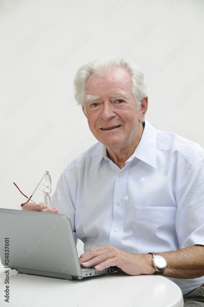 Rentner mit Netbook