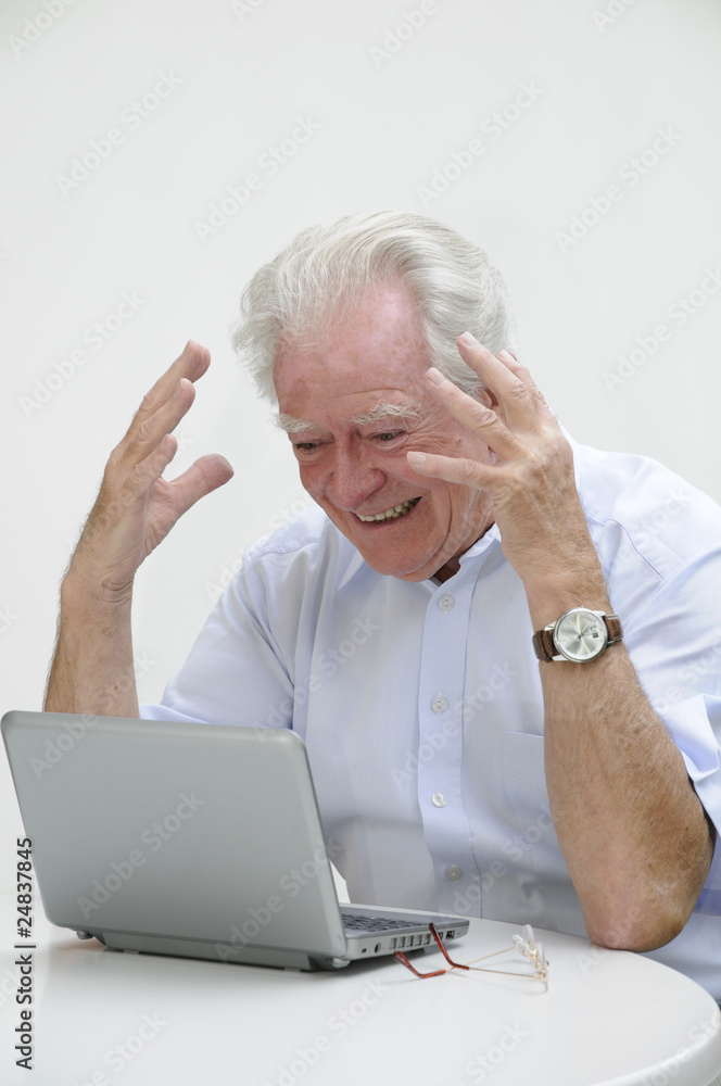 Rentner mit Netbook Rentner mit Netbook