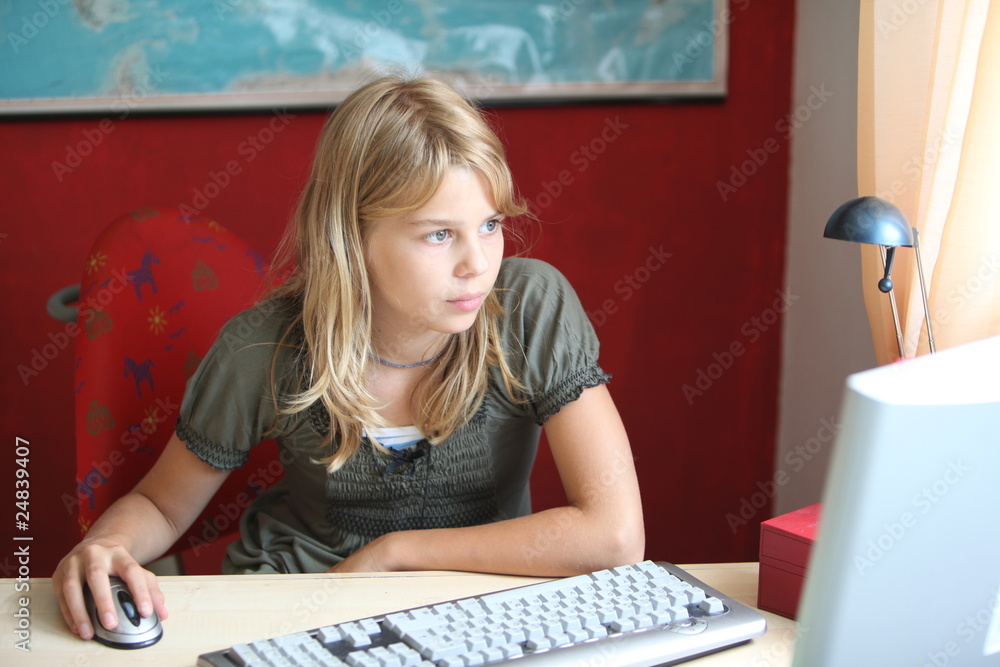 Mädchen am Computertisch Mädchen am Computertisch
