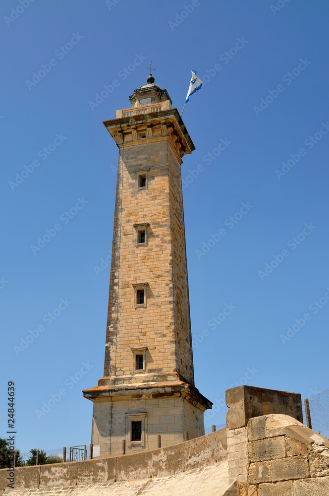 Vue sur le phare de Vallières (Saint Georges de Didonne)