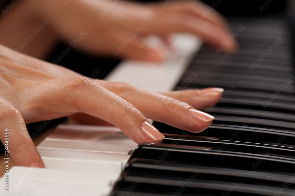 Obraz premium Piano player closeup on hands