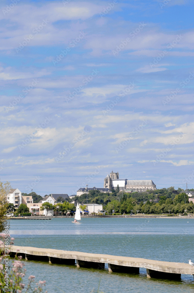Vue de Bourges et sa cathédrale à partir du lac d'Auron
