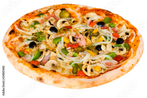 pizza mit champignons,schinken,schwarzen oliven,freisteller