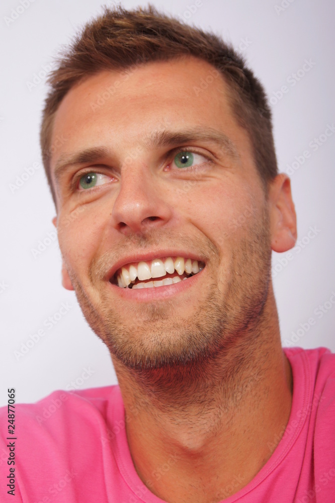 Obraz premium Cheerful smiling young man