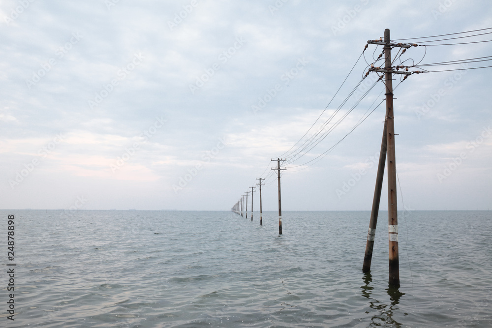 電柱と海