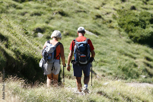 Femme pratiquant la randonnée en montagne © Charles LIMA