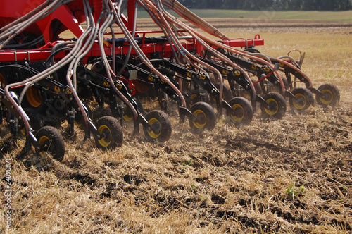 Drill seeds by No-till