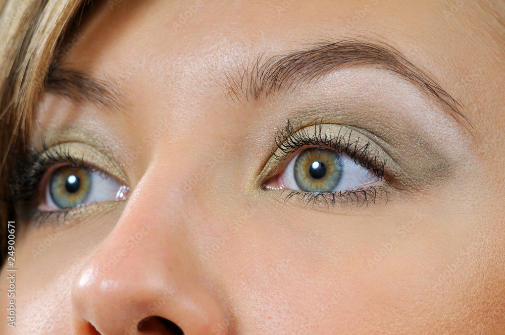 Naklejka premium Eyes on young girl