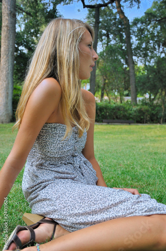 Jeune femme assise dans l'herbe