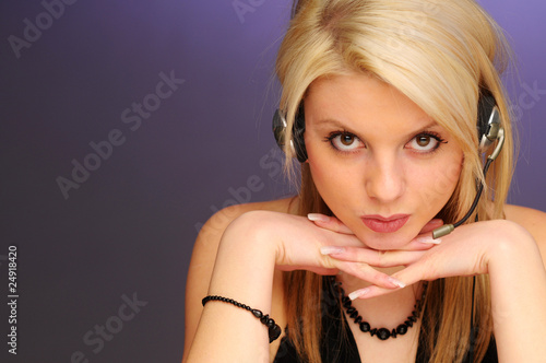 Foto The portrait of the attractive woman with head set