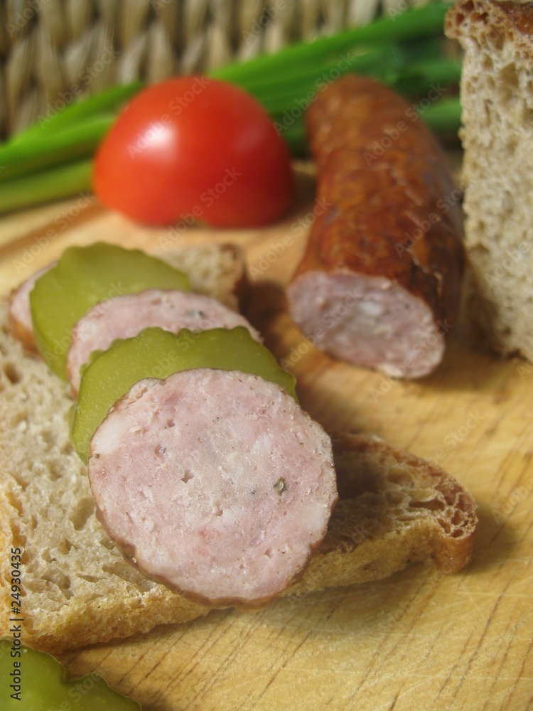 Kanapka z kiełbasa wiejską i ogórkiem kiszonym Kanapka z kiełbasa wiejską i ogórkiem kiszonym