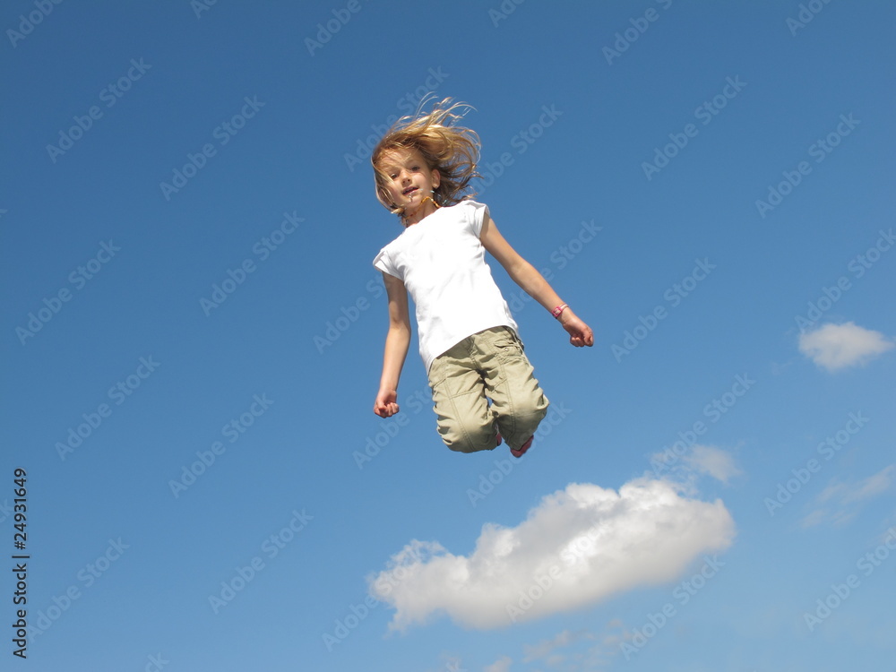 Kind mit Spaß und Freude macht Luftsprung im Glück Kind mit Spaß und Freude macht Luftsprung im Glück