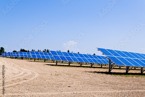 Alternative Solar Energie. Sonnenenergie Kraftwerk. photo