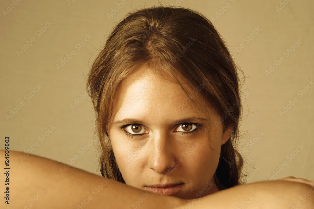 Attraktive Frau mit ernsten Blick Attraktive Frau mit ernsten Blick
