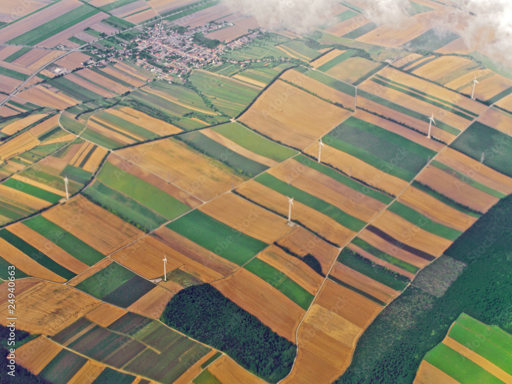 Fototapeta premium Luftaufnahme von Ackerland mit Windmühlen