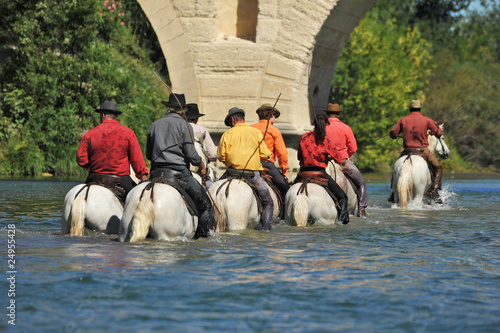 gardians traversant une rivière photo