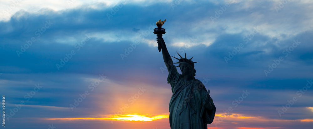 Obraz premium The silhouette of Statue of Liberty